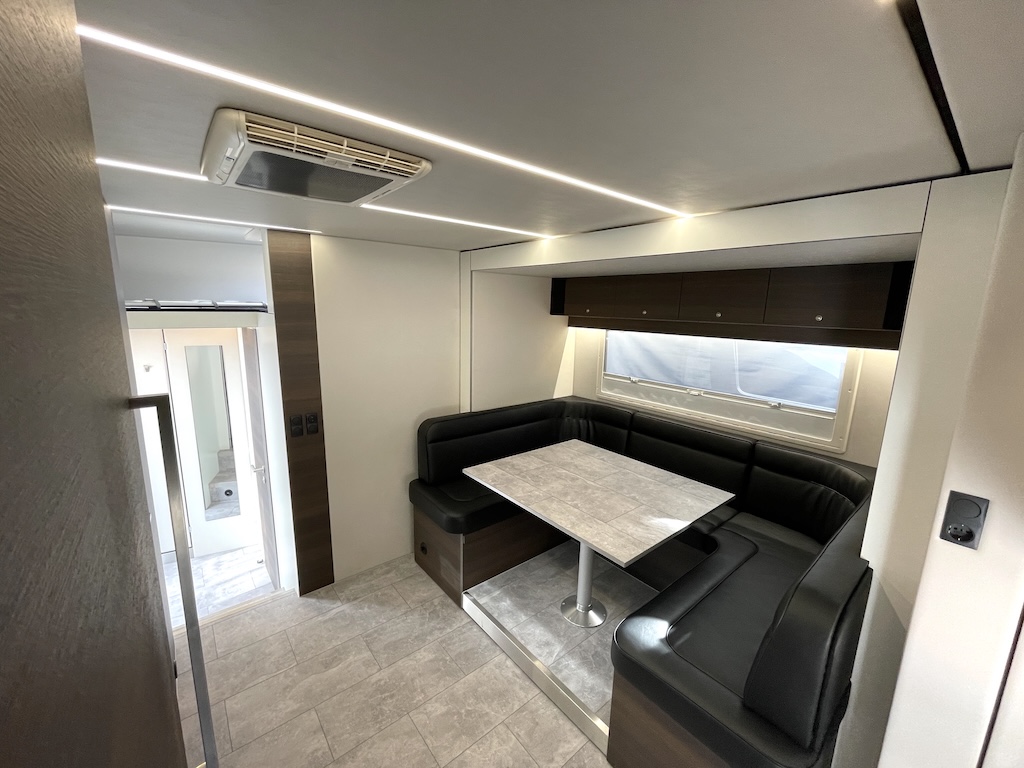 Iveco Eurocargo 160E RJH Ecoline H5 Pferdetransporter Slide-Out 5 Pferde - Fahrzeug im Vorlauf 