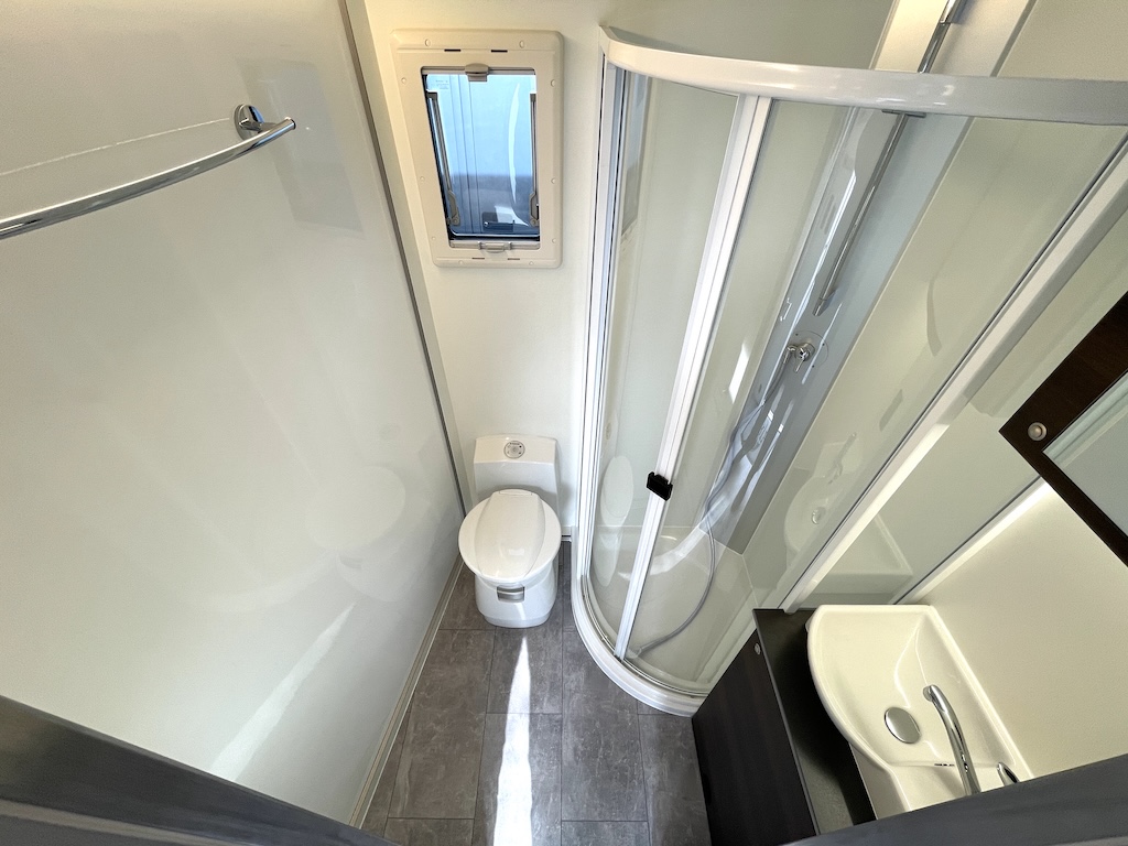 Iveco Eurocargo 160E RJH Ecoline H5 Pferdetransporter Slide-Out 5 Pferde - Fahrzeug im Vorlauf 