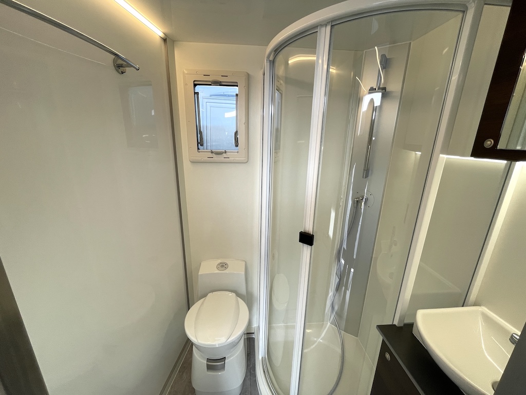 Iveco Eurocargo 160E RJH Ecoline H5 Pferdetransporter Slide-Out 5 Pferde - Fahrzeug im Vorlauf 