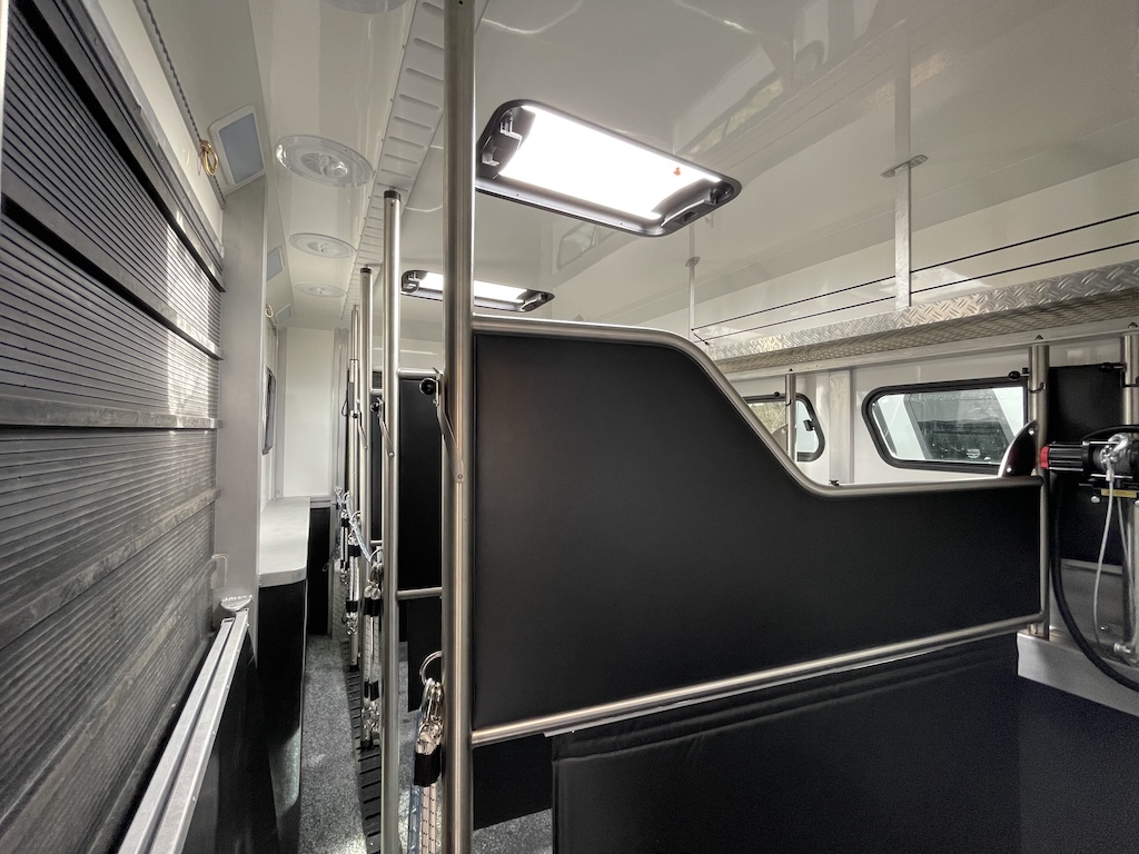 Iveco Eurocargo 160E RJH Ecoline H5 Pferdetransporter Slide-Out 5 Pferde - Fahrzeug im Vorlauf 