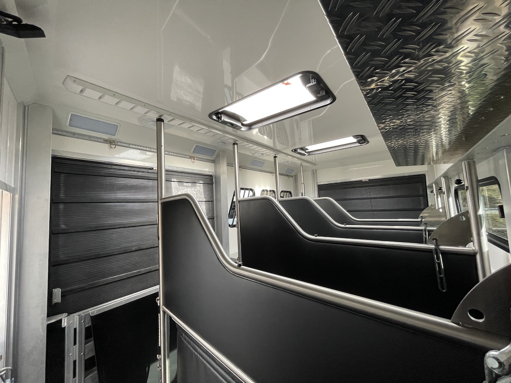 Iveco Eurocargo 160E RJH Ecoline H5 Pferdetransporter Slide-Out 5 Pferde - Fahrzeug im Vorlauf 