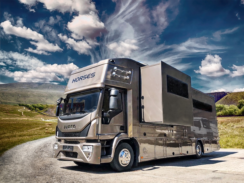 Iveco Eurocargo 160E RJH Ecoline H5 Pferdetransporter Slide-Out 5 Pferde - Fahrzeug im Vorlauf 