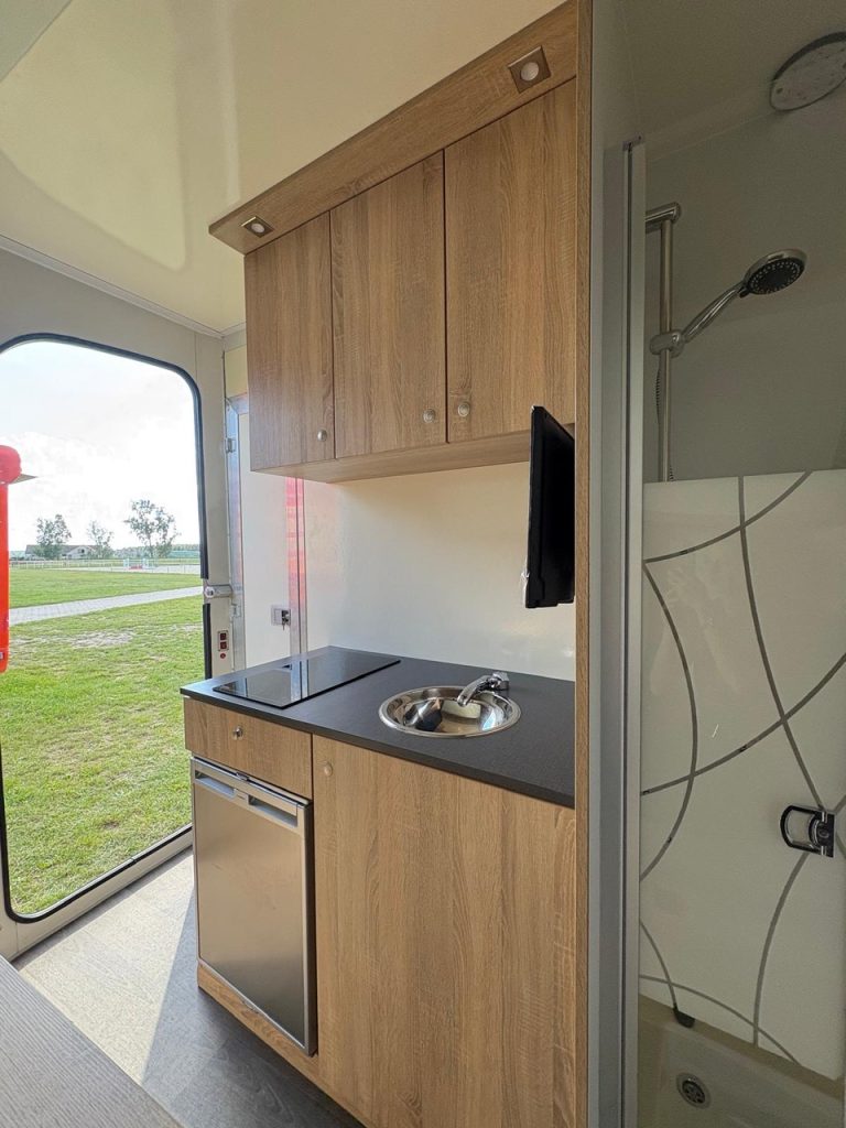 ANKA Anhänger 3-Pferde Wohnkabine Dusche LKW - Im Kundenauftrag