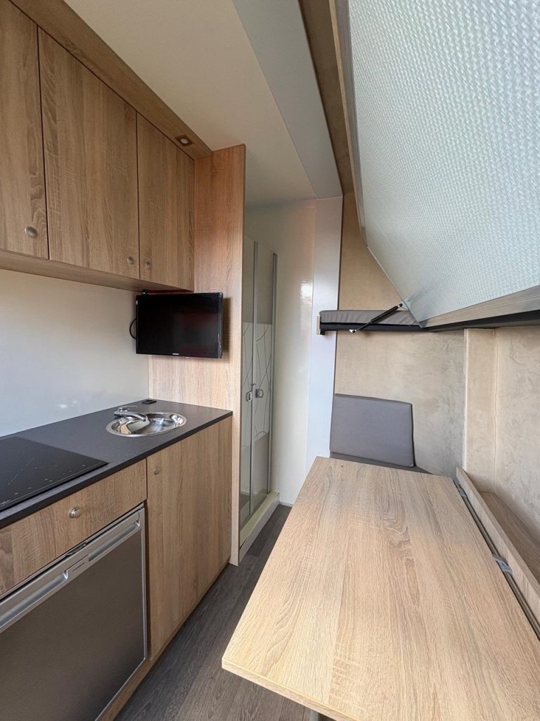 ANKA Anhänger 3-Pferde Wohnkabine Dusche LKW - Im Kundenauftrag