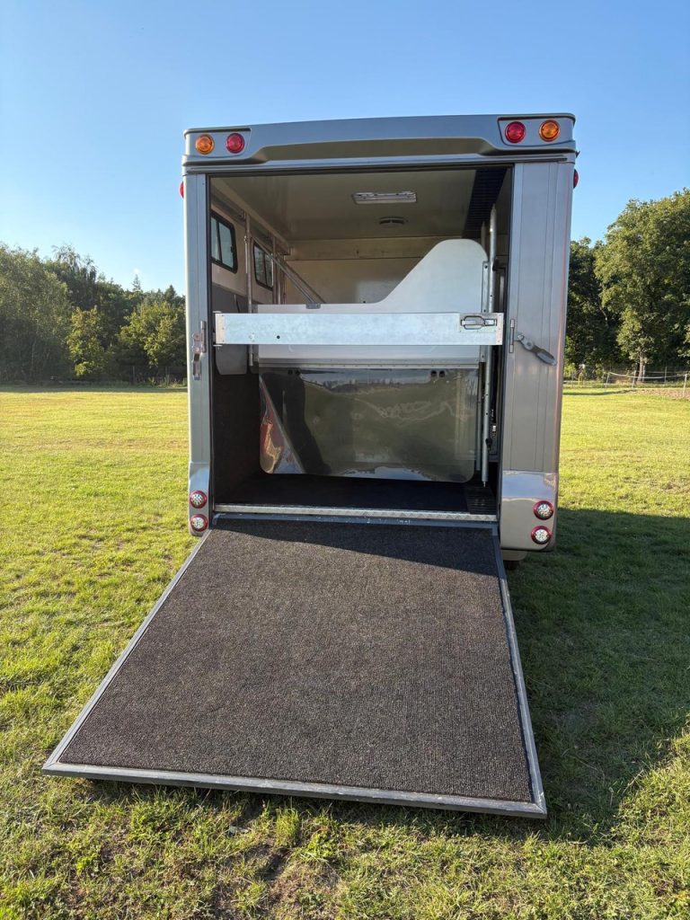 ANKA Anhänger 3-Pferde Wohnkabine Dusche LKW - Im Kundenauftrag