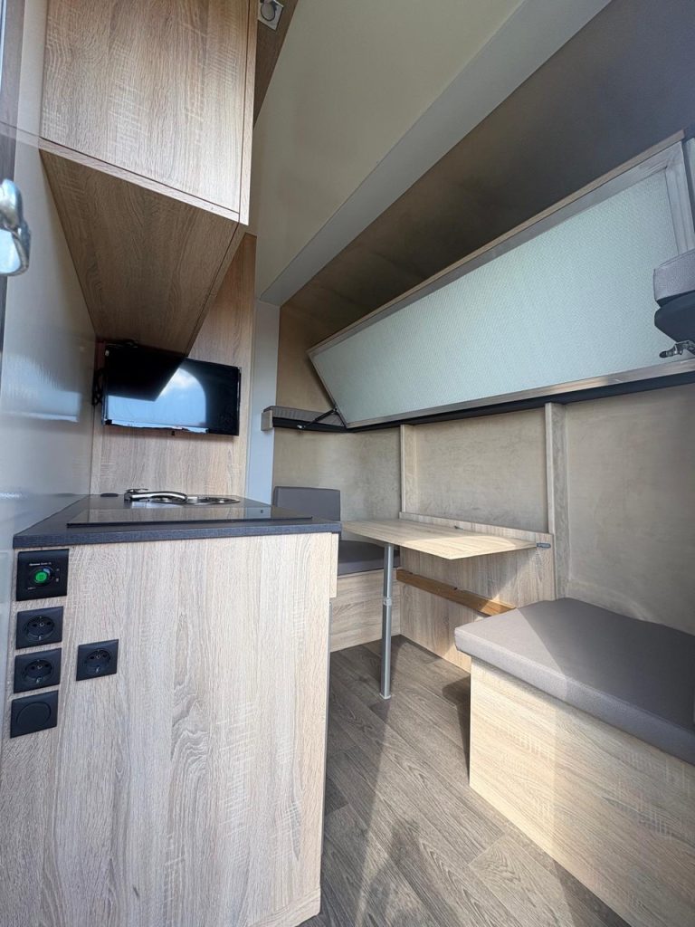 ANKA Anhänger 3-Pferde Wohnkabine Dusche LKW - Im Kundenauftrag