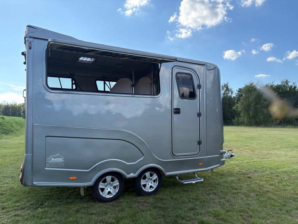 ANKA Anhänger 3-Pferde Wohnkabine Dusche LKW - Im Kundenauftrag