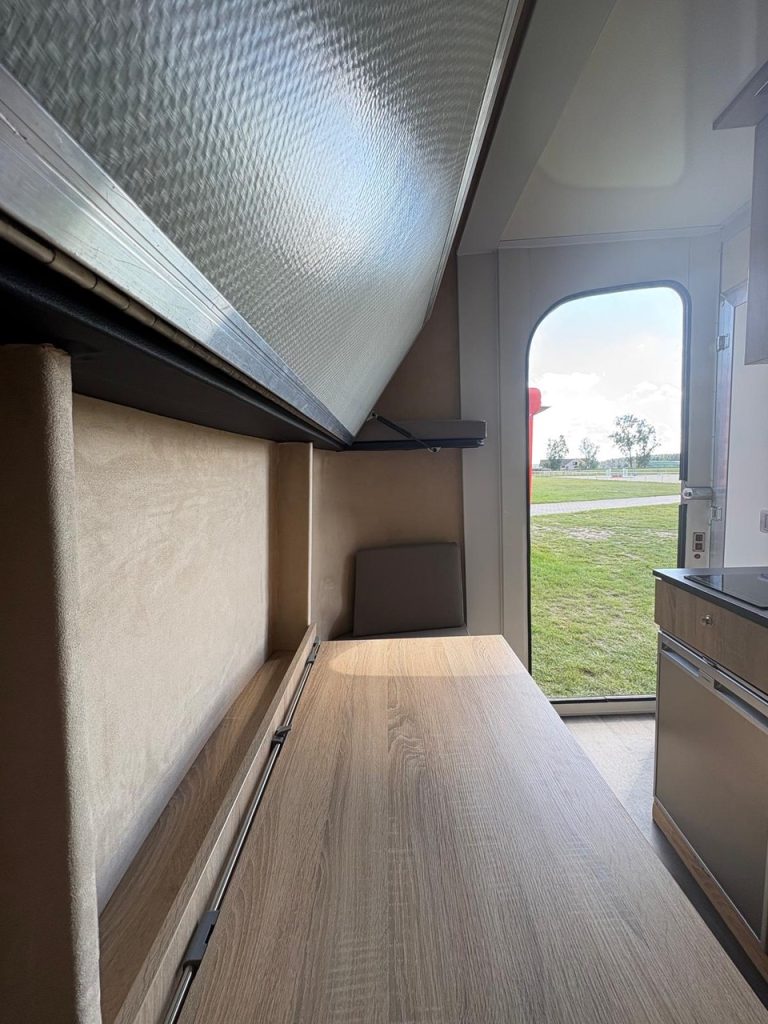 ANKA Anhänger 3-Pferde Wohnkabine Dusche LKW - Im Kundenauftrag