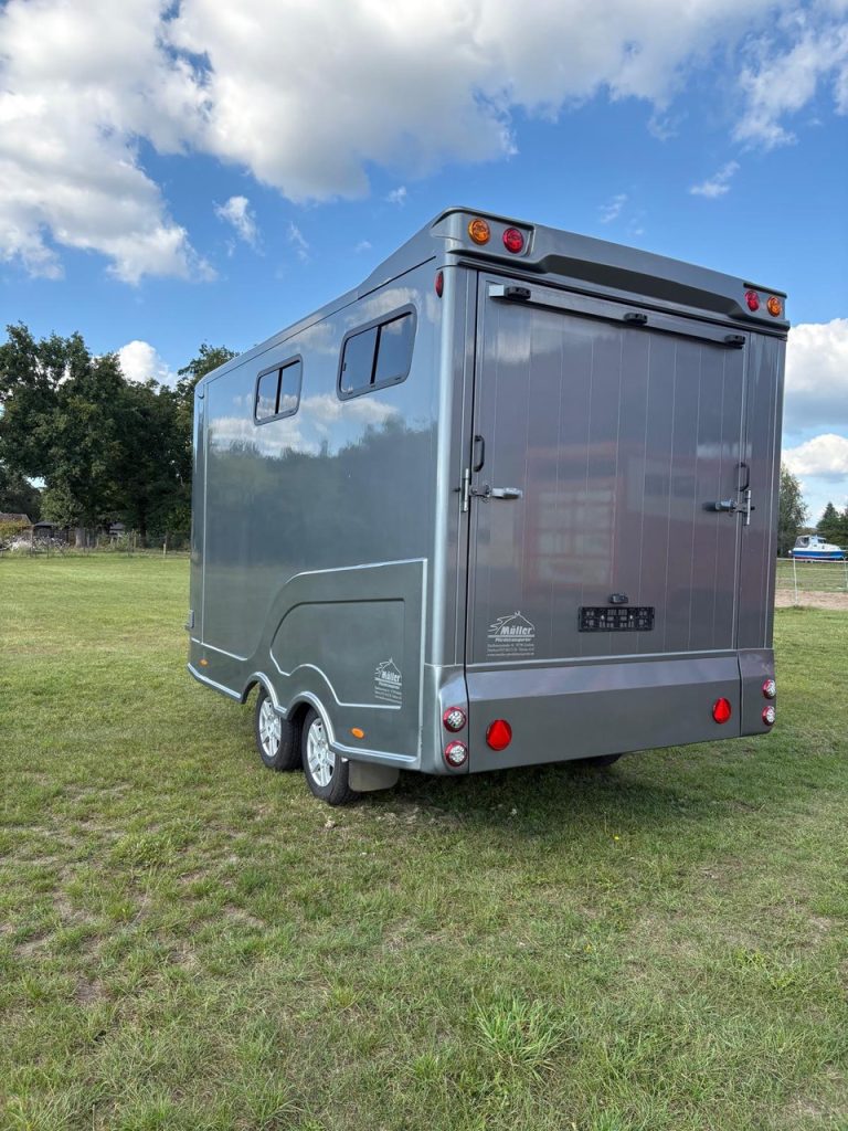 ANKA Anhänger 3-Pferde Wohnkabine Dusche LKW - Im Kundenauftrag