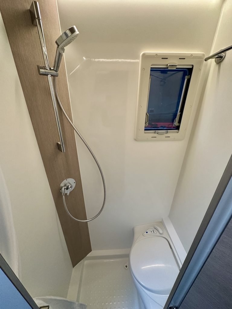 RJH Wohnanhänger mit großer Heckgarage WC Dusche Wohnwagen - Vorführer