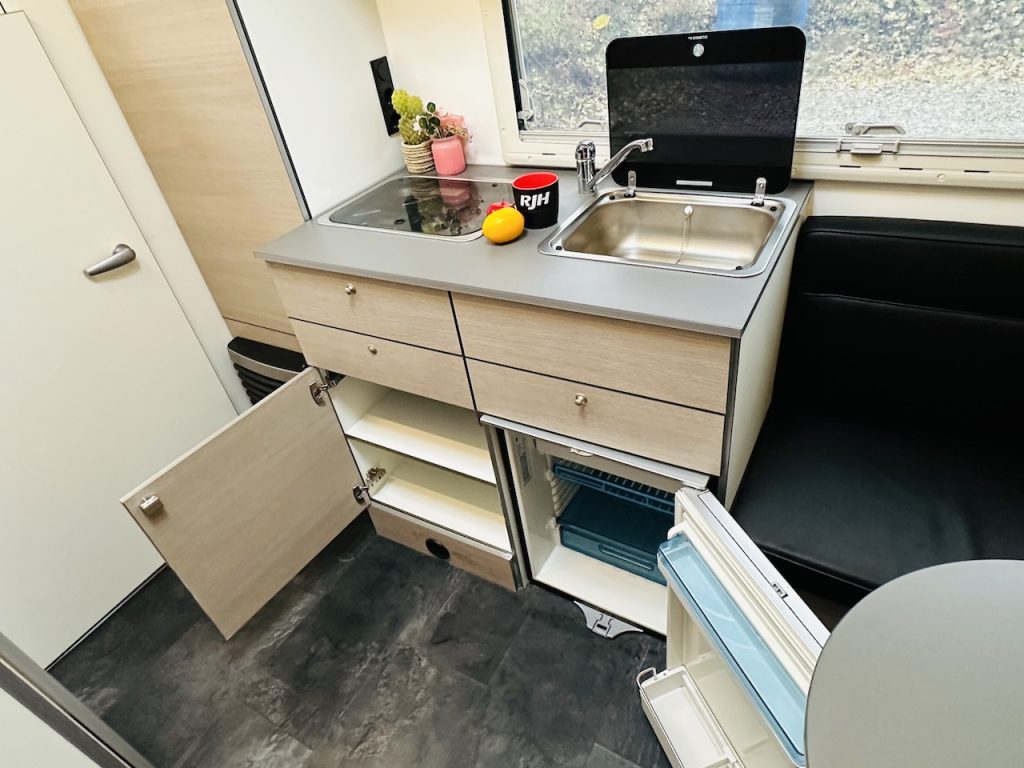 RJH Wohnanhänger mit großer Heckgarage WC Dusche Wohnwagen - Vorführer