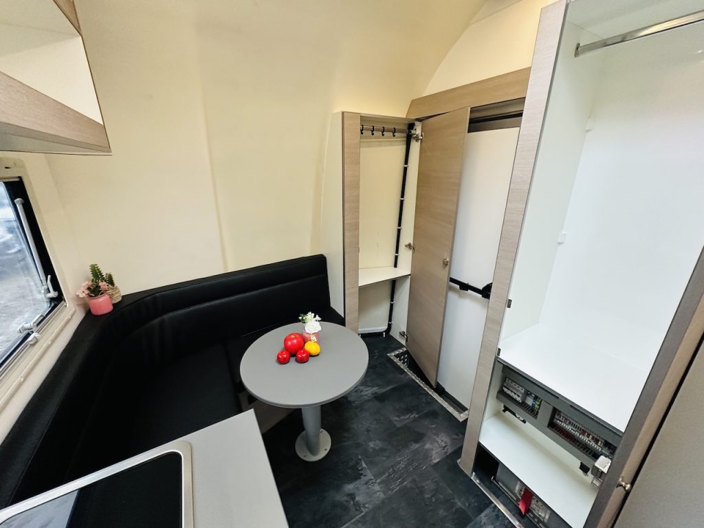 RJH Wohnanhänger mit großer Heckgarage WC Dusche Wohnwagen - Vorführer