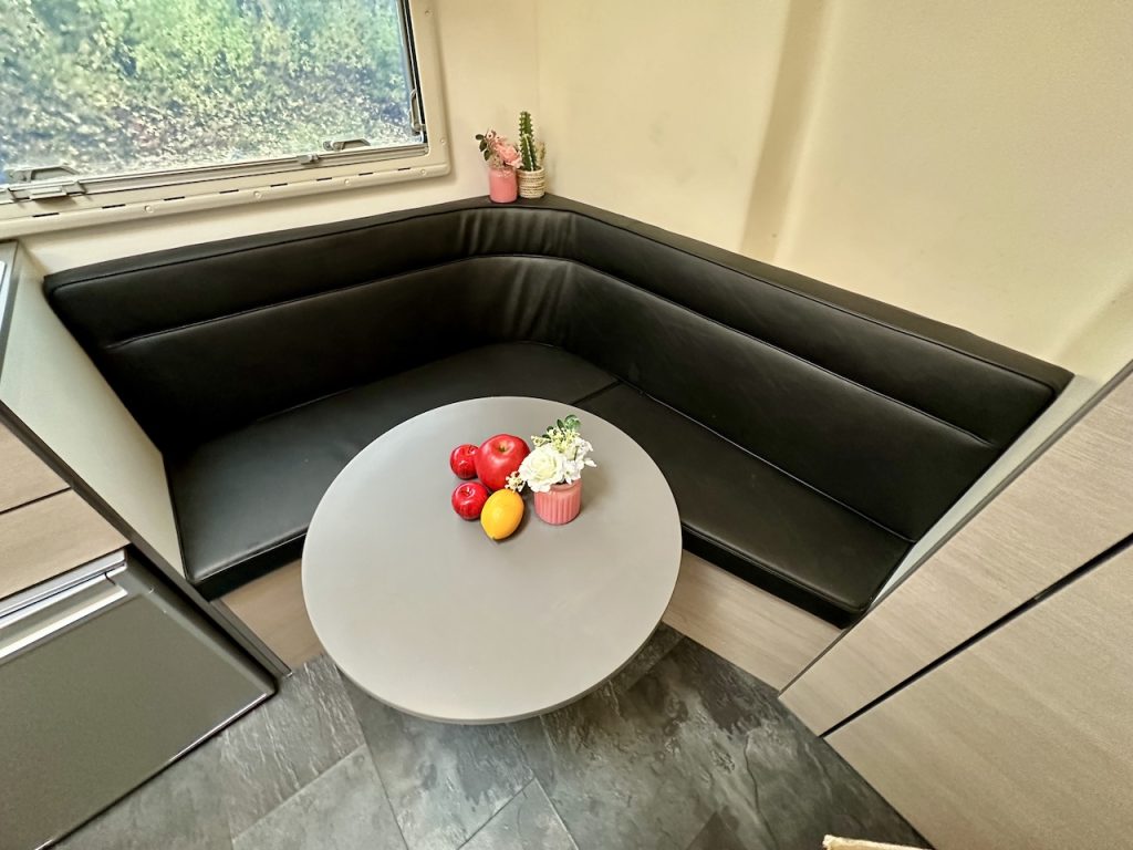 RJH Wohnanhänger mit großer Heckgarage WC Dusche Wohnwagen - Vorführer