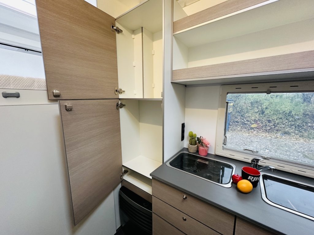 RJH Wohnanhänger mit großer Heckgarage WC Dusche Wohnwagen - Vorführer