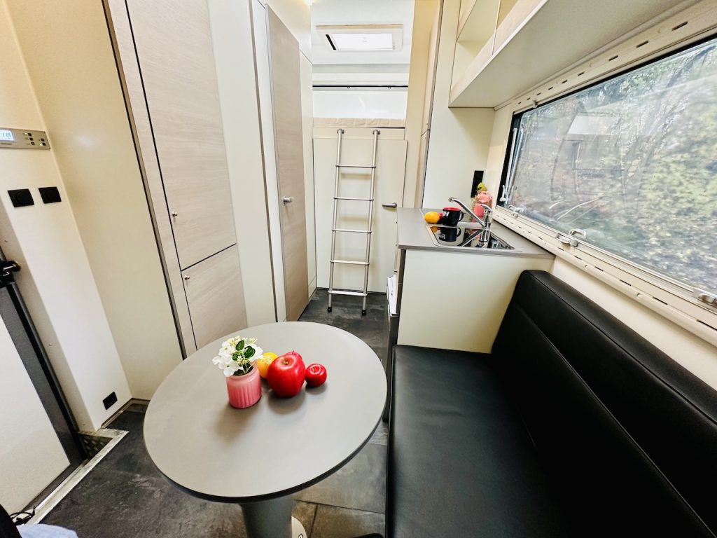 RJH Wohnanhänger mit großer Heckgarage WC Dusche Wohnwagen - Vorführer