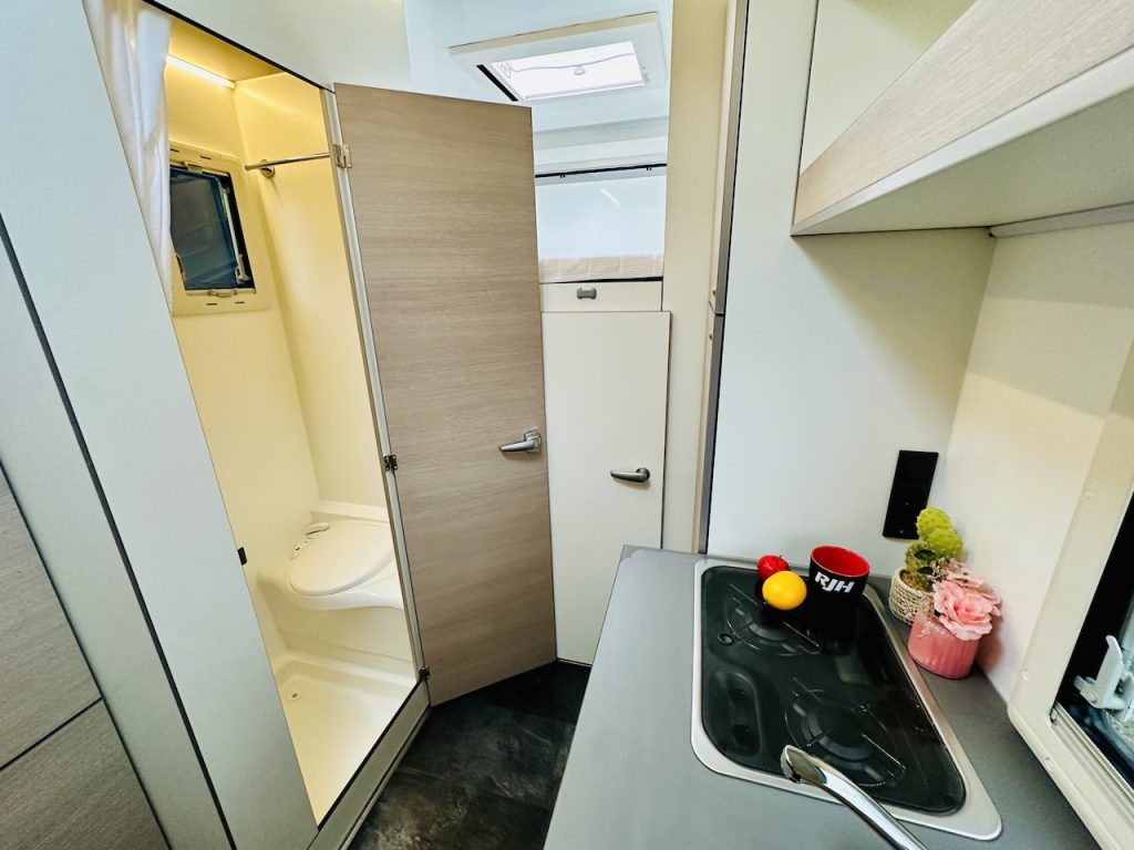 RJH Wohnanhänger mit großer Heckgarage WC Dusche Wohnwagen - Vorführer