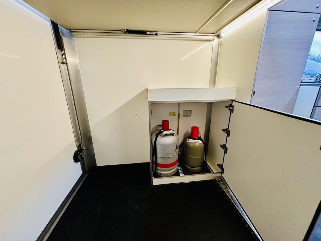 RJH Wohnanhänger mit großer Heckgarage WC Dusche Wohnwagen - Vorführer