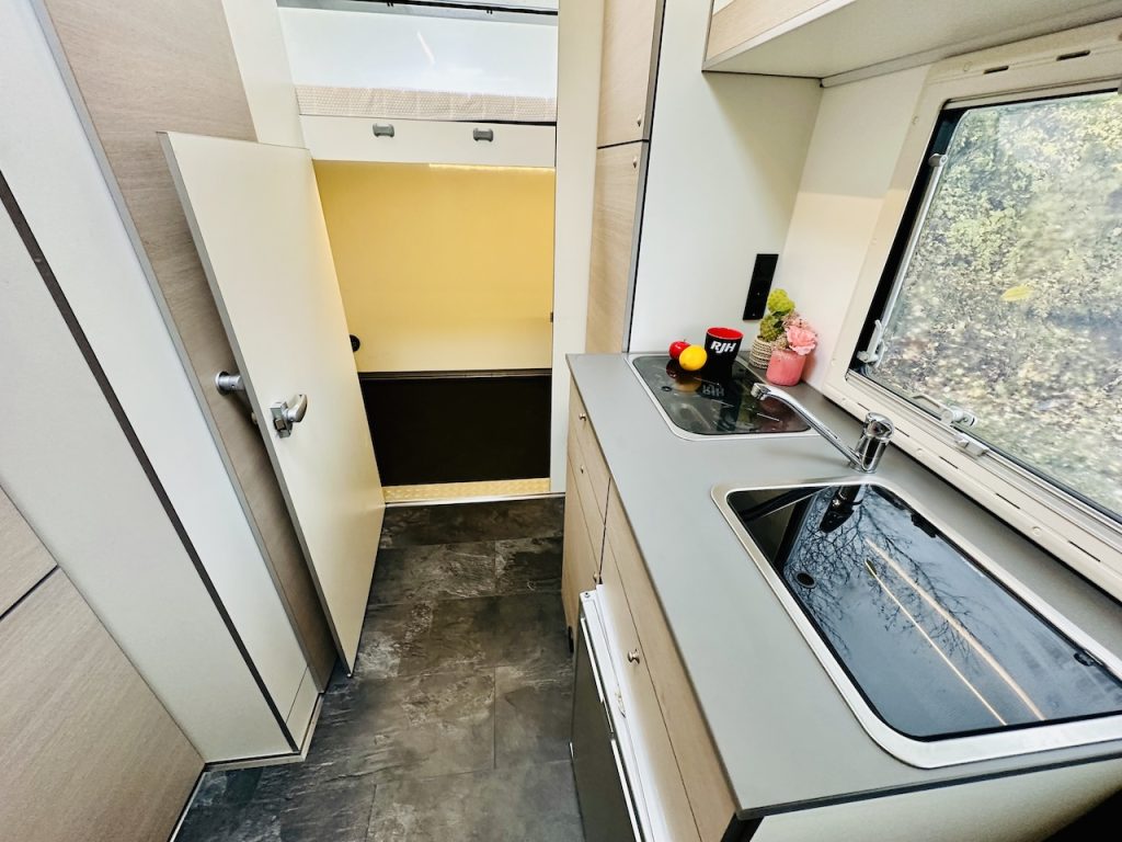 RJH Wohnanhänger mit großer Heckgarage WC Dusche Wohnwagen - Vorführer