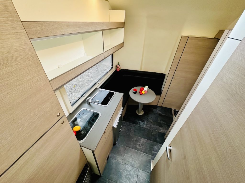 RJH Wohnanhänger mit großer Heckgarage WC Dusche Wohnwagen - Vorführer