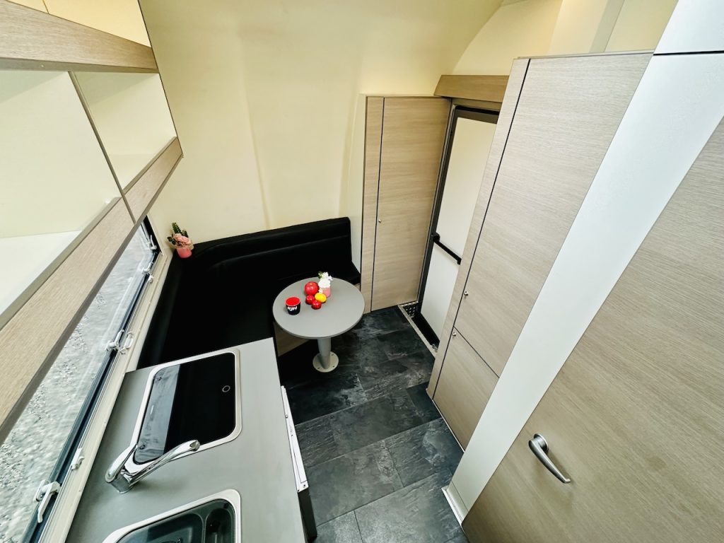 RJH Wohnanhänger mit großer Heckgarage WC Dusche Wohnwagen - Vorführer