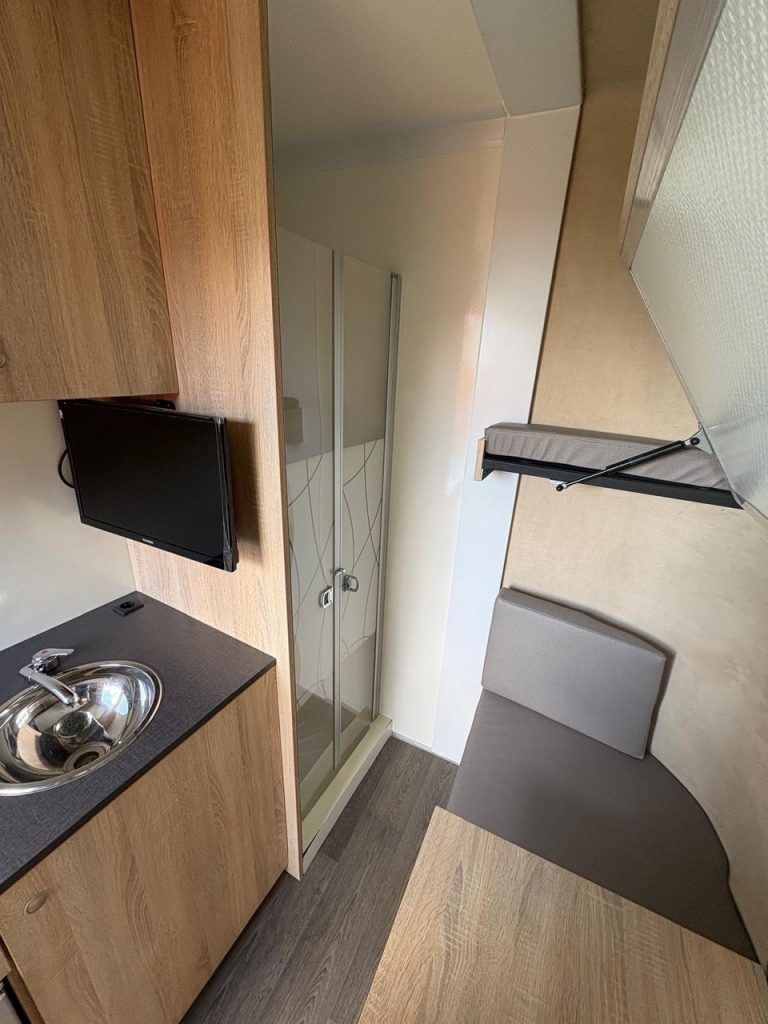 ANKA Anhänger 3-Pferde Wohnkabine Dusche LKW - Im Kundenauftrag