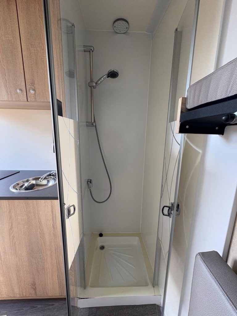 ANKA Anhänger 3-Pferde Wohnkabine Dusche LKW - Im Kundenauftrag