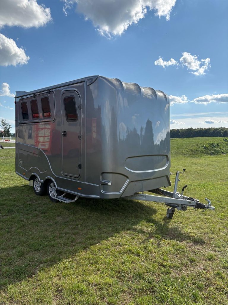ANKA Anhänger 3-Pferde Wohnkabine Dusche LKW - Im Kundenauftrag