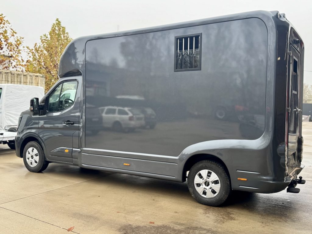 Neues Modell Renault EQUITA 2-Pferdetransporter 3-Sitzer LKW Automatik