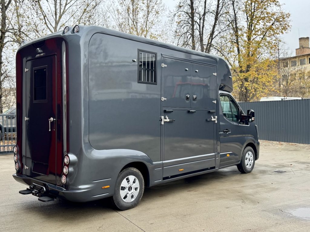 Neues Modell Renault EQUITA 2-Pferdetransporter 3-Sitzer LKW Automatik