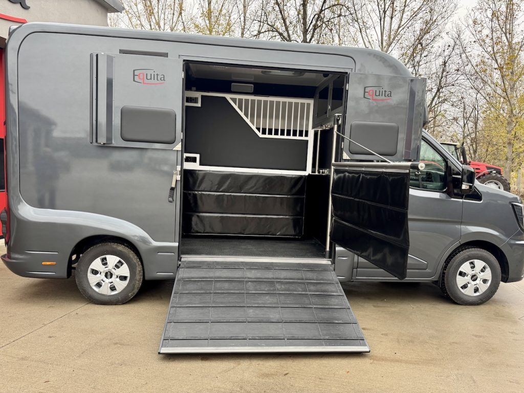 Neues Modell Renault EQUITA 2-Pferdetransporter 3-Sitzer LKW Automatik