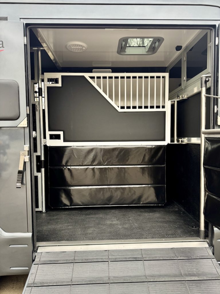 Neues Modell Renault EQUITA 2-Pferdetransporter 3-Sitzer LKW Automatik