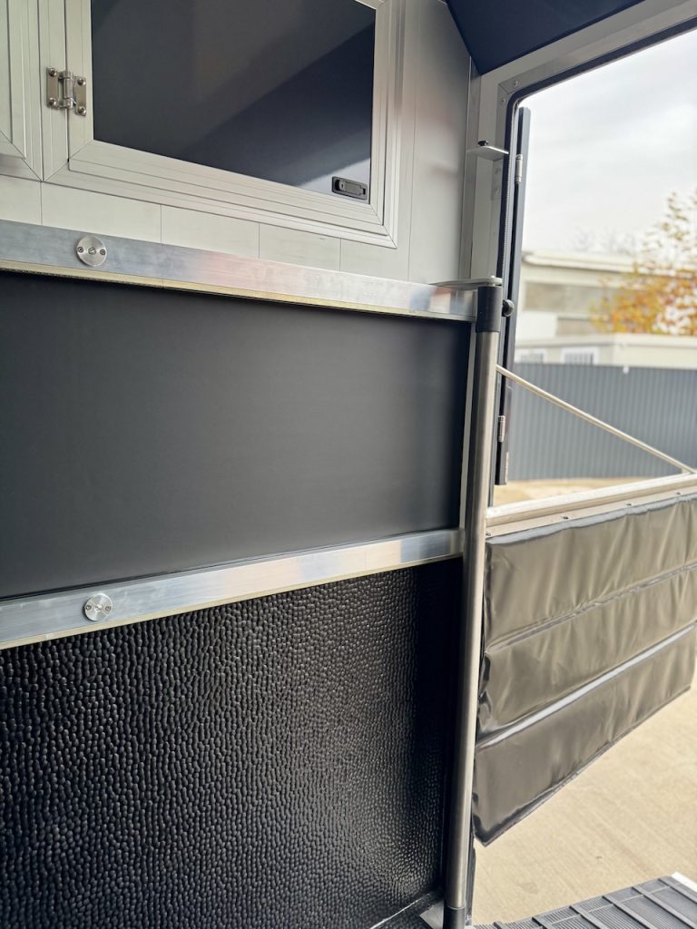 Neues Modell Renault EQUITA 2-Pferdetransporter 3-Sitzer LKW Automatik