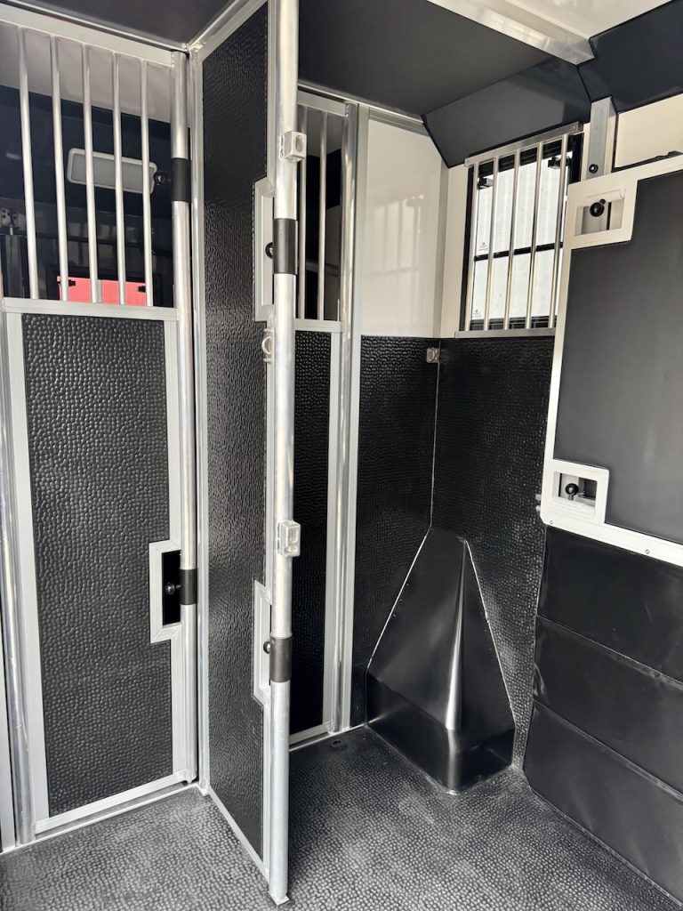 Neues Modell Renault EQUITA 2-Pferdetransporter 3-Sitzer LKW Automatik