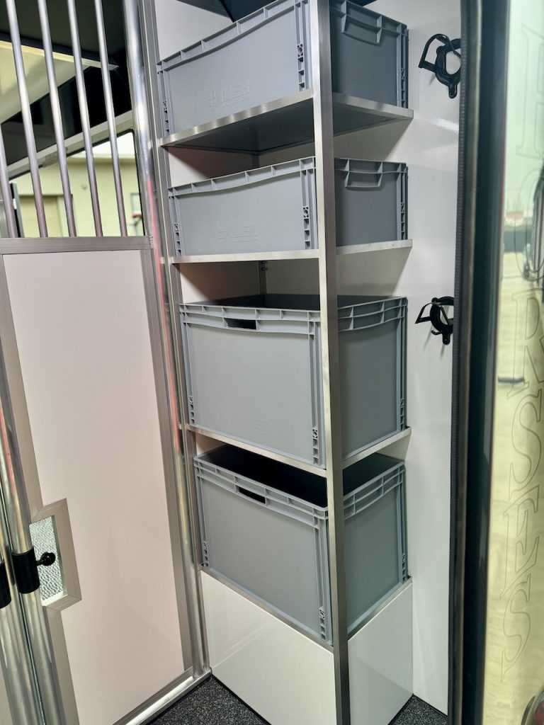 Neues Modell Renault EQUITA 2-Pferdetransporter 3-Sitzer LKW Automatik