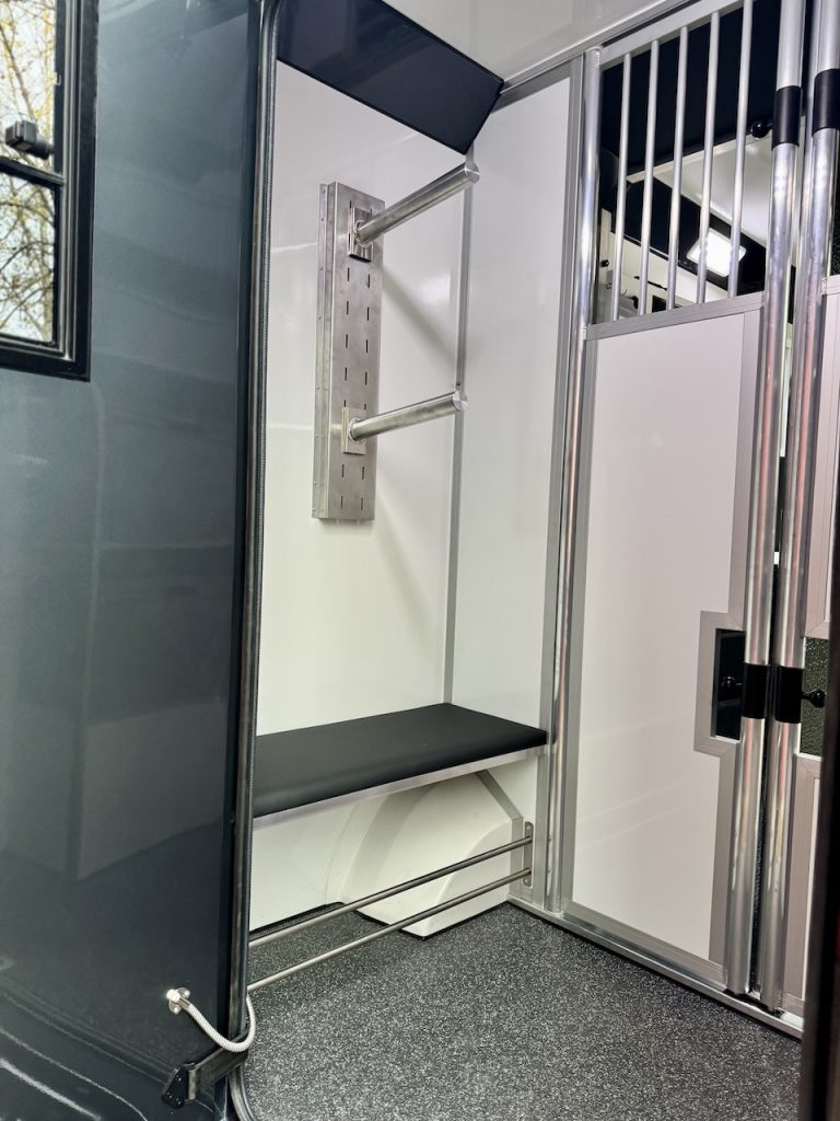 Neues Modell Renault EQUITA 2-Pferdetransporter 3-Sitzer LKW Automatik