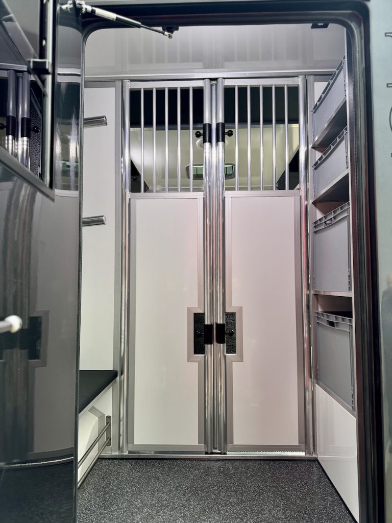 Neues Modell Renault EQUITA 2-Pferdetransporter 3-Sitzer LKW Automatik