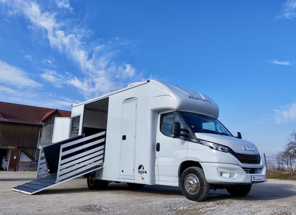 Iveco Daily RJH Sport Pro H2 für 2 Pferde mit Wohnkabine, WC und Dusche - Gebrauchtfahrzeug