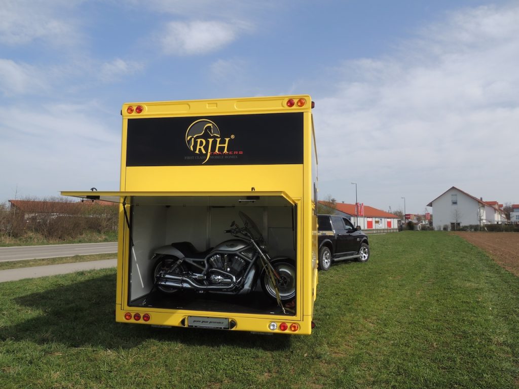 RJH exklusiver Luxus-Wohntrailer mit großer Heckgarage WC Dusche Doppelbett und geräumiger Sitzgruppe