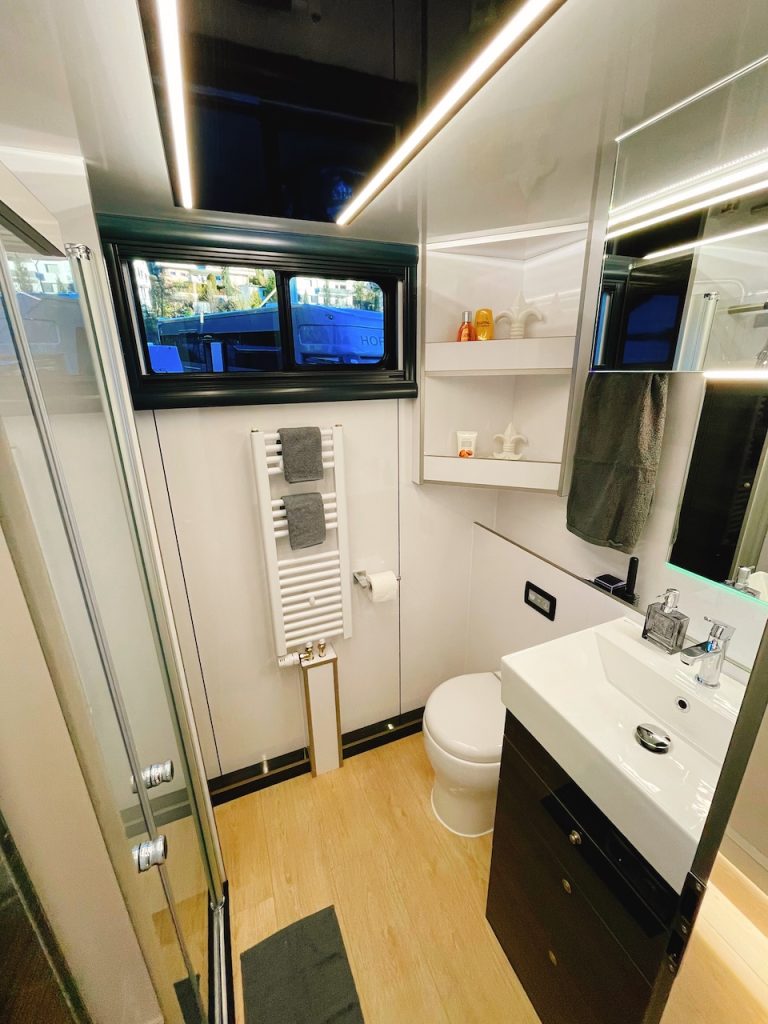 Mercedes-Benz Actros 1840 RJH Exclusive Pferdetransporter mit großer Wohnung für bis zu 3 Pferde - Slide-Out und Space-Cab-System