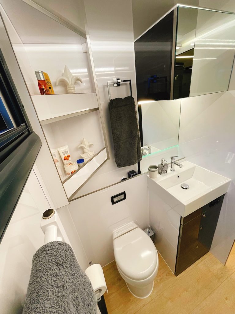 Mercedes-Benz Actros 1840 RJH Exclusive Pferdetransporter mit großer Wohnung für bis zu 3 Pferde - Slide-Out und Space-Cab-System