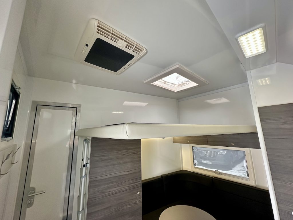 RJH 675 Trailer für 3 Pferde mit großer Wohnung, Dusche und Doppelbett – Gebrauchtfahrzeug