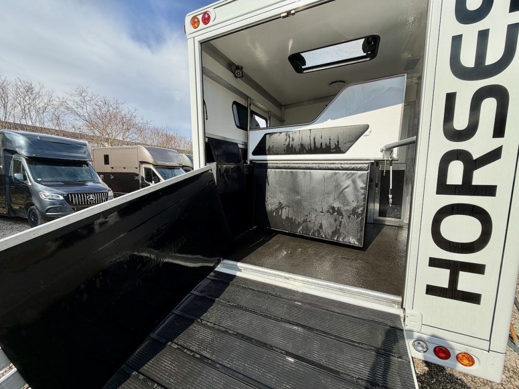RJH 675 Trailer für 3 Pferde mit großer Wohnung, Dusche und Doppelbett – Gebrauchtfahrzeug