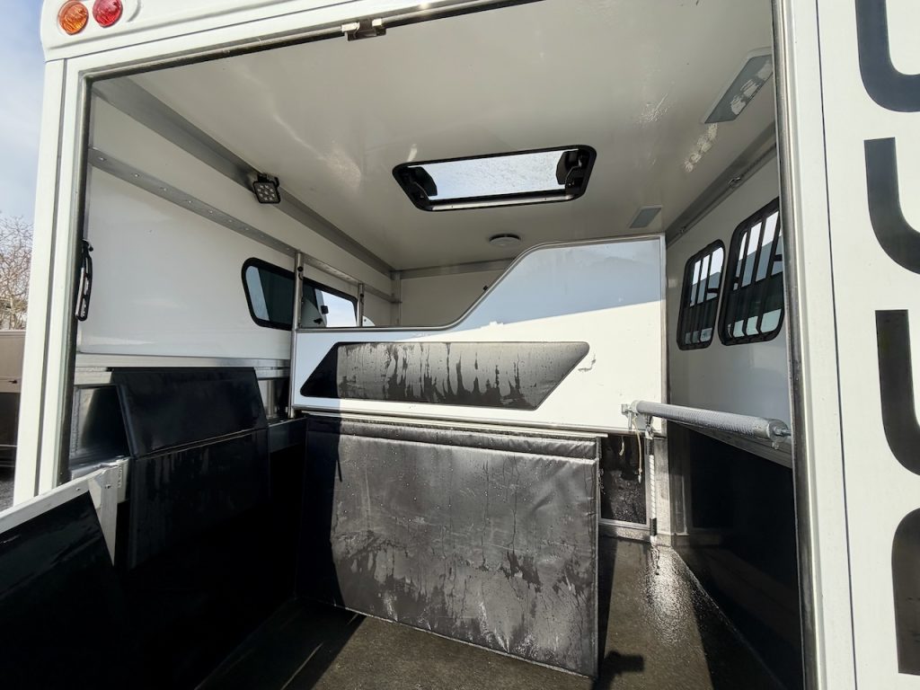 RJH 675 Trailer für 3 Pferde mit großer Wohnung, Dusche und Doppelbett – Gebrauchtfahrzeug