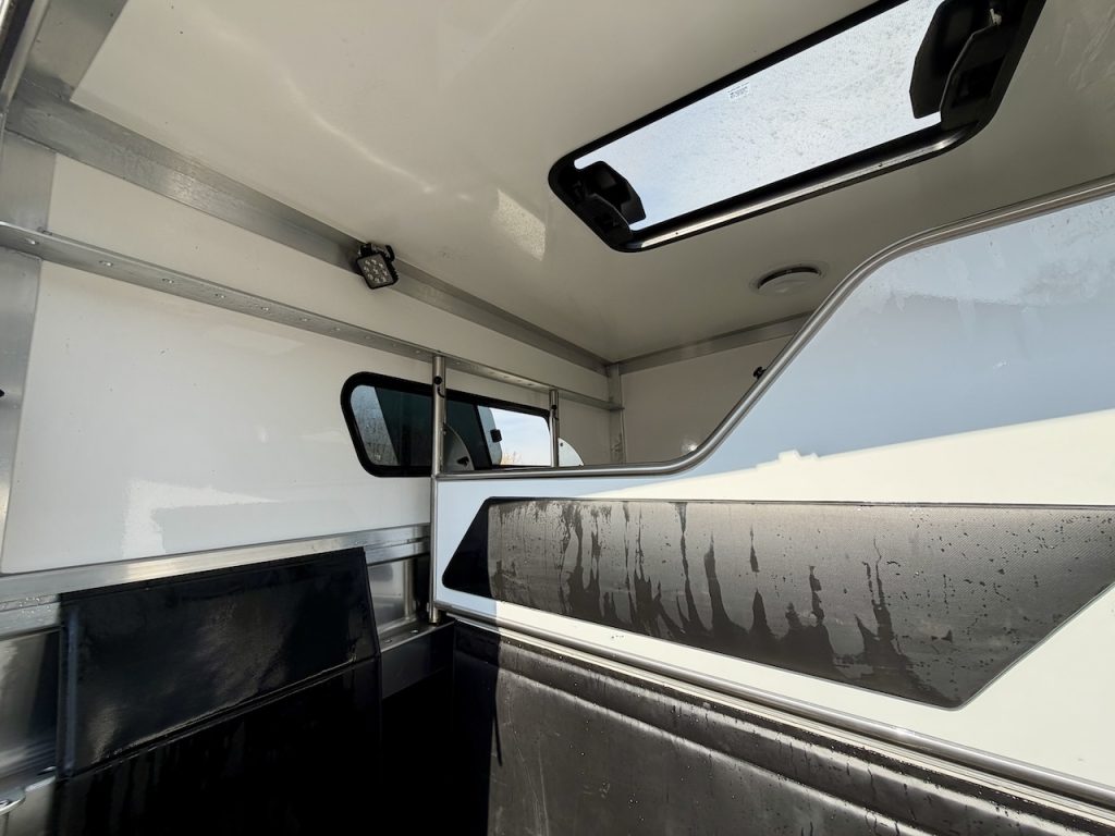 RJH 675 Trailer für 3 Pferde mit großer Wohnung, Dusche und Doppelbett – Gebrauchtfahrzeug