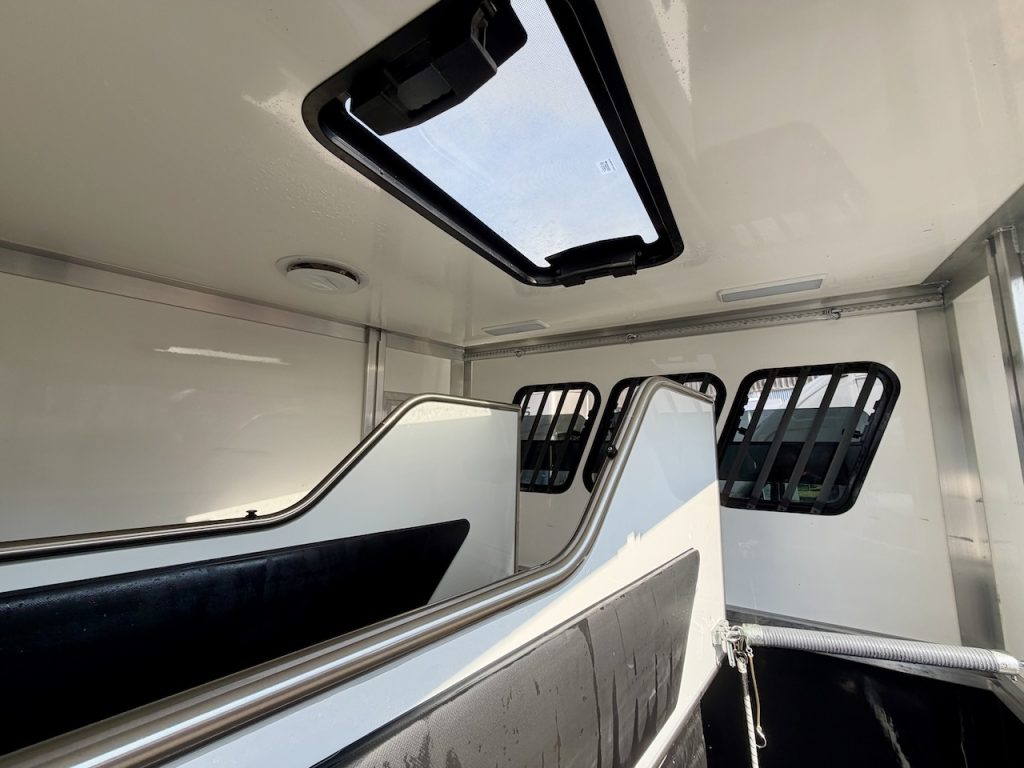 RJH 675 Trailer für 3 Pferde mit großer Wohnung, Dusche und Doppelbett – Gebrauchtfahrzeug