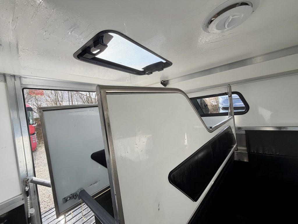 RJH 675 Trailer für 3 Pferde mit großer Wohnung, Dusche und Doppelbett – Gebrauchtfahrzeug