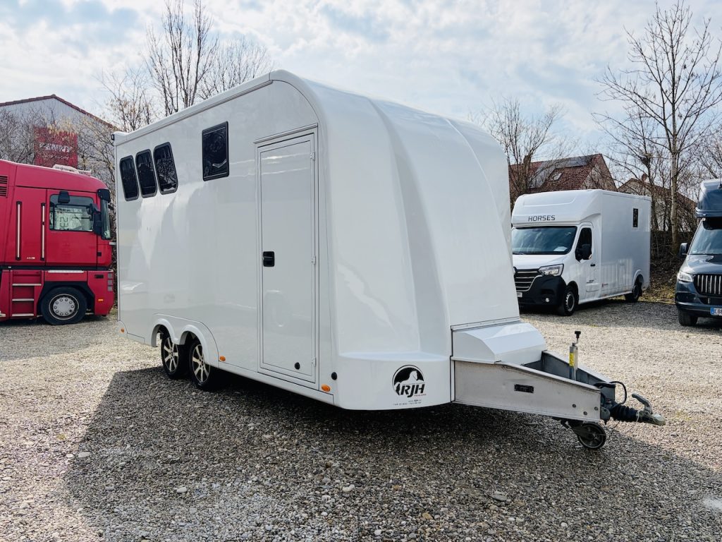 RJH 675 Trailer für 3 Pferde mit großer Wohnung, Dusche und Doppelbett – Gebrauchtfahrzeug