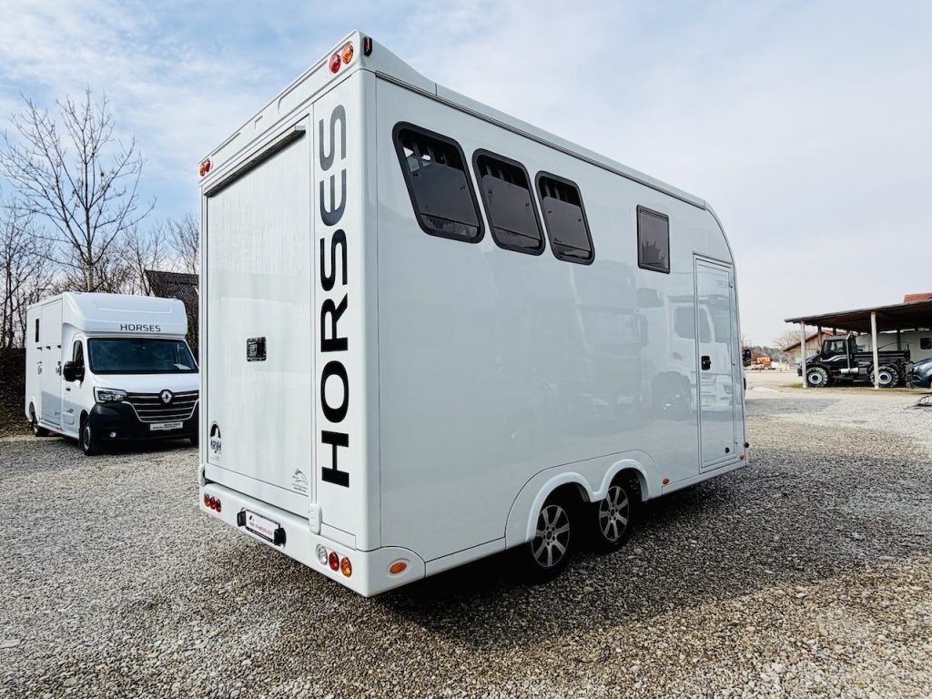 RJH 675 Trailer für 3 Pferde mit großer Wohnung, Dusche und Doppelbett – Gebrauchtfahrzeug