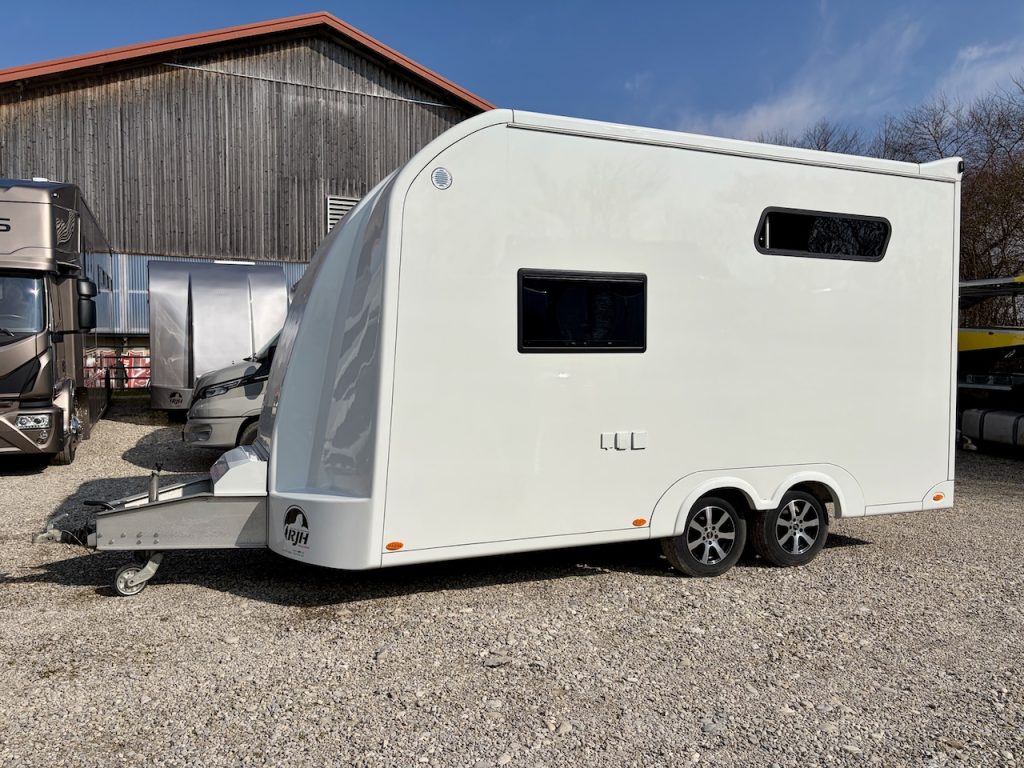 RJH 675 Trailer für 3 Pferde mit großer Wohnung, Dusche und Doppelbett – Gebrauchtfahrzeug
