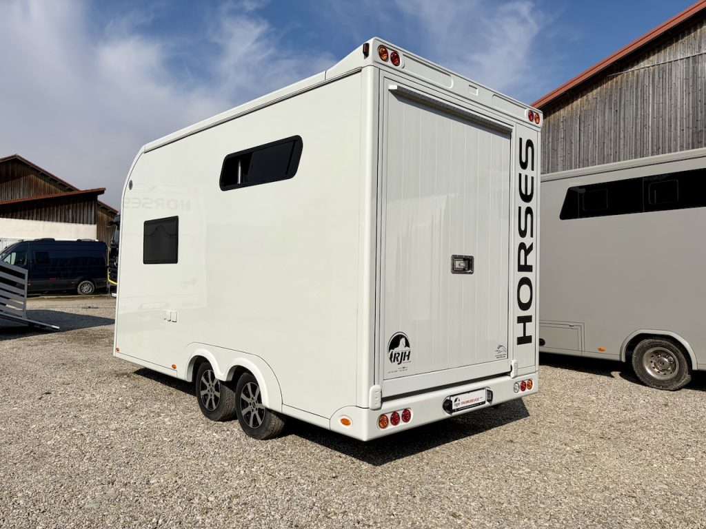 RJH 675 Trailer für 3 Pferde mit großer Wohnung, Dusche und Doppelbett – Gebrauchtfahrzeug